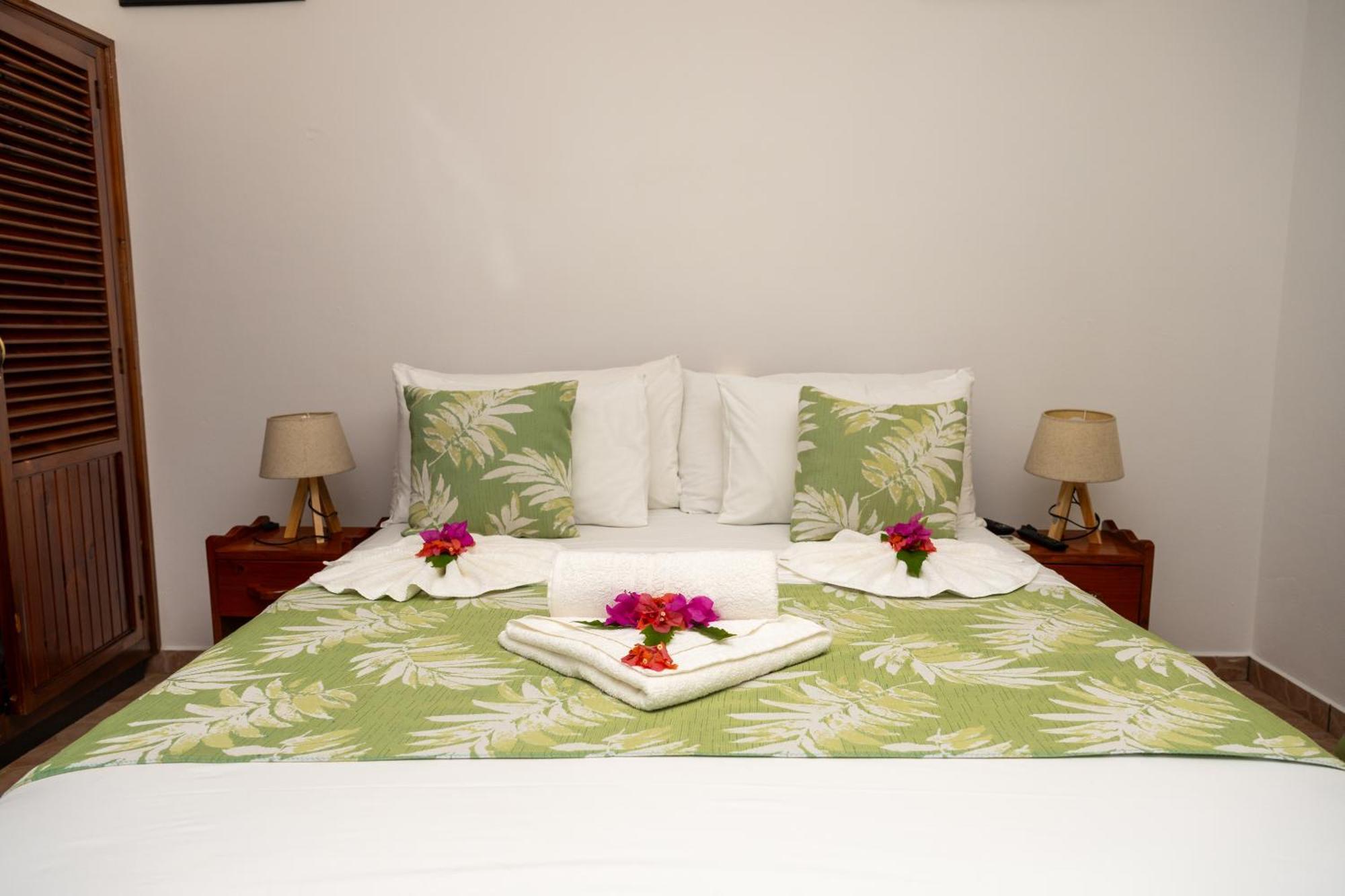 Pension Hibiscus La Digue Exterior photo
