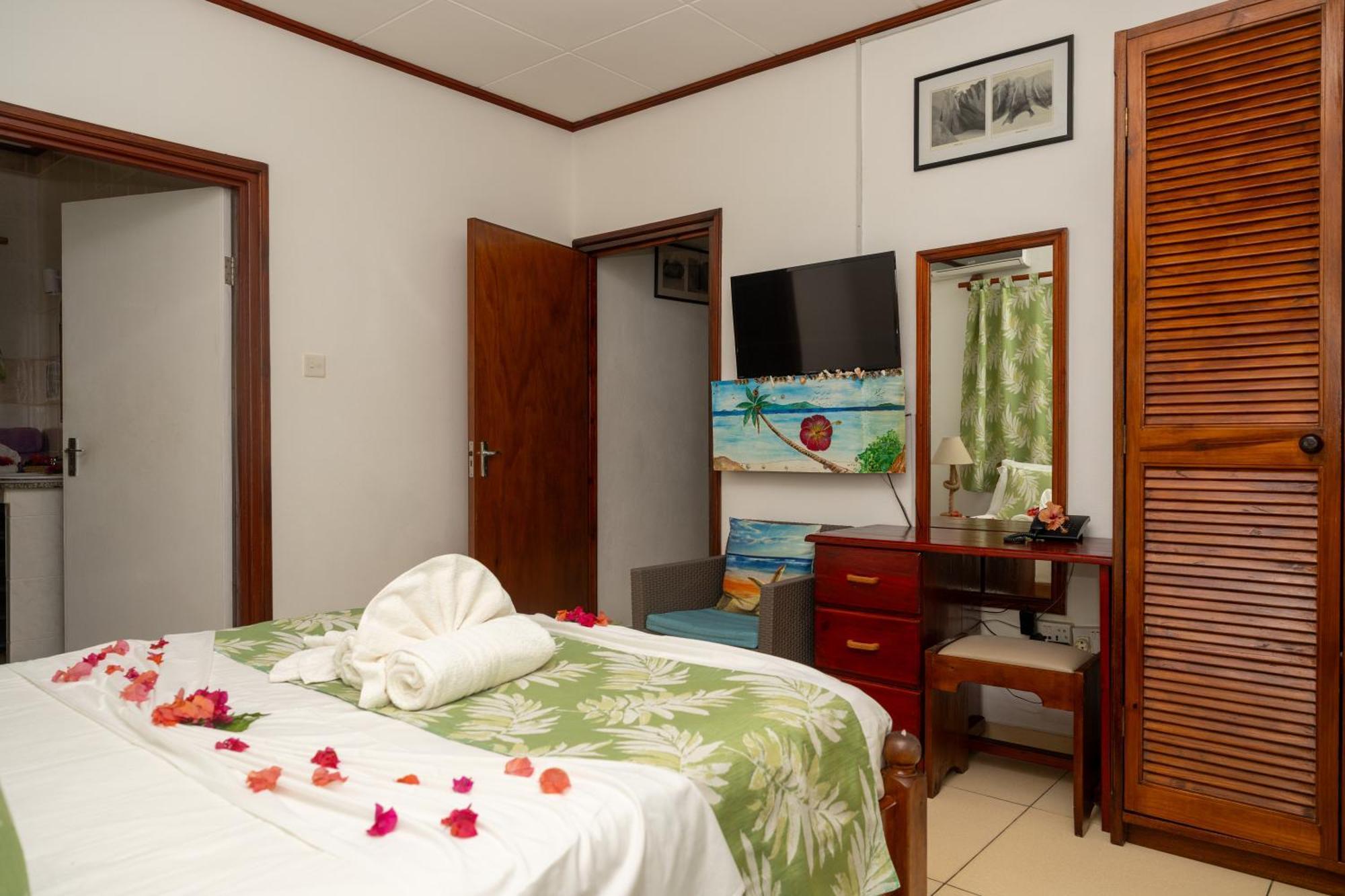 Pension Hibiscus La Digue Exterior photo